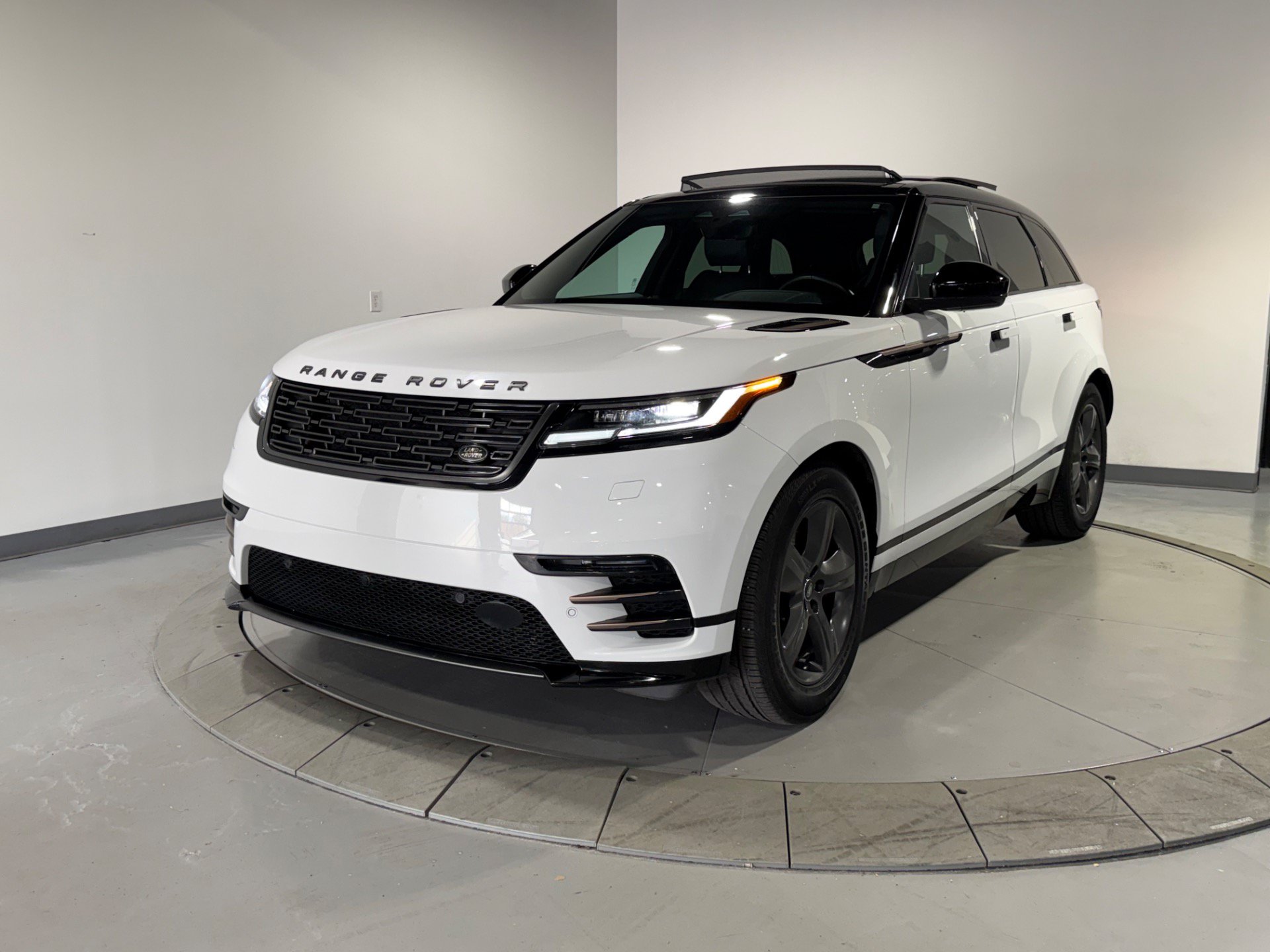 Used 2024 Land Rover Range Rover Velar Dynamic SE AWD/4WD image 2
