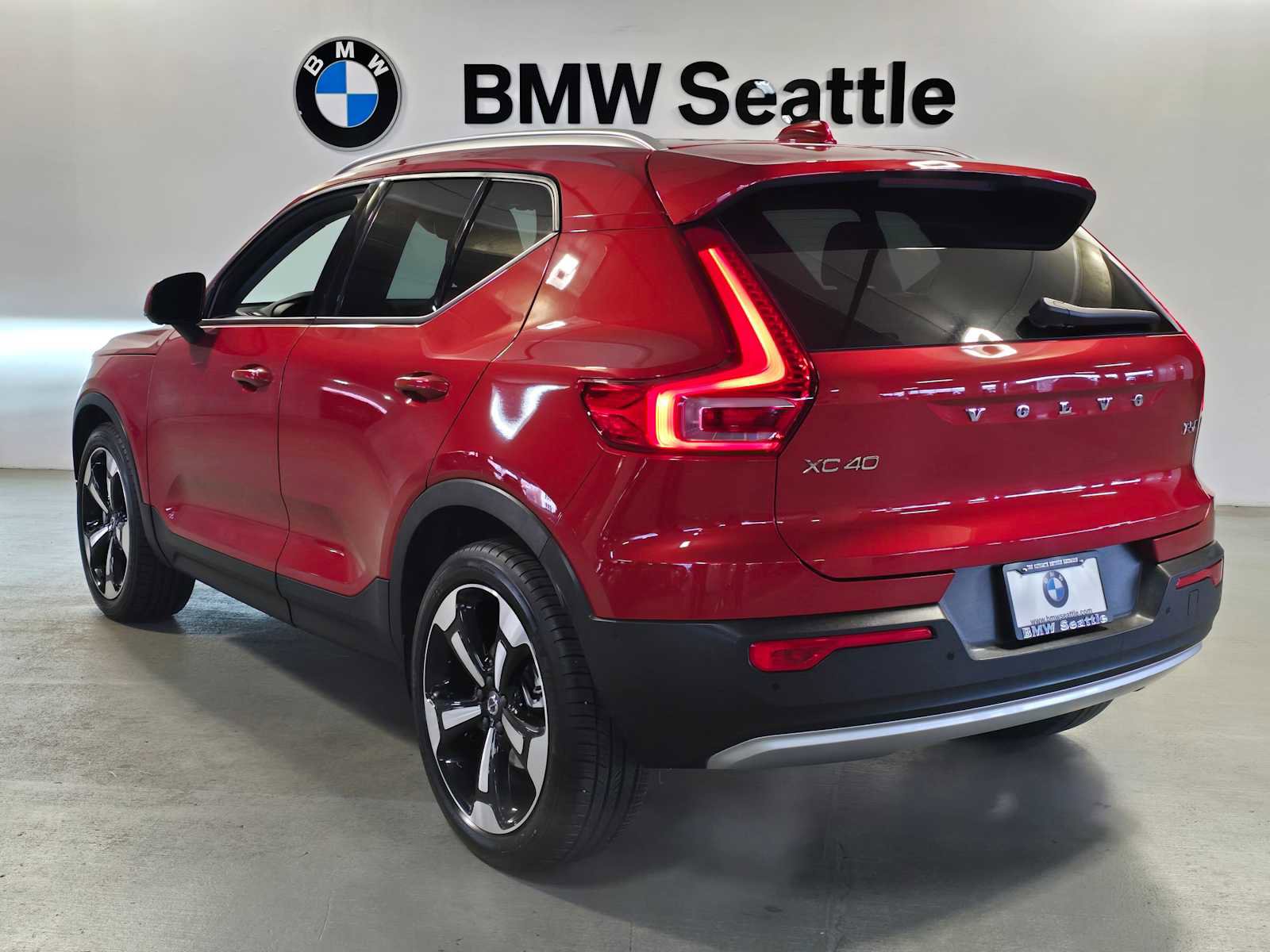 Used 2019 Volvo XC40 T5 Momentum image 4