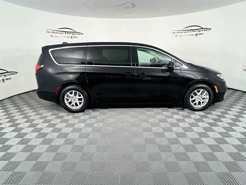 Used 2024 Chrysler Pacifica Touring-L FWD image 9