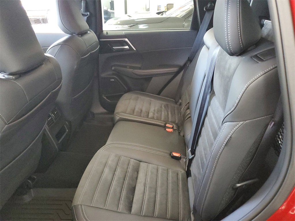 New 2025 Mitsubishi Outlander SE image 13
