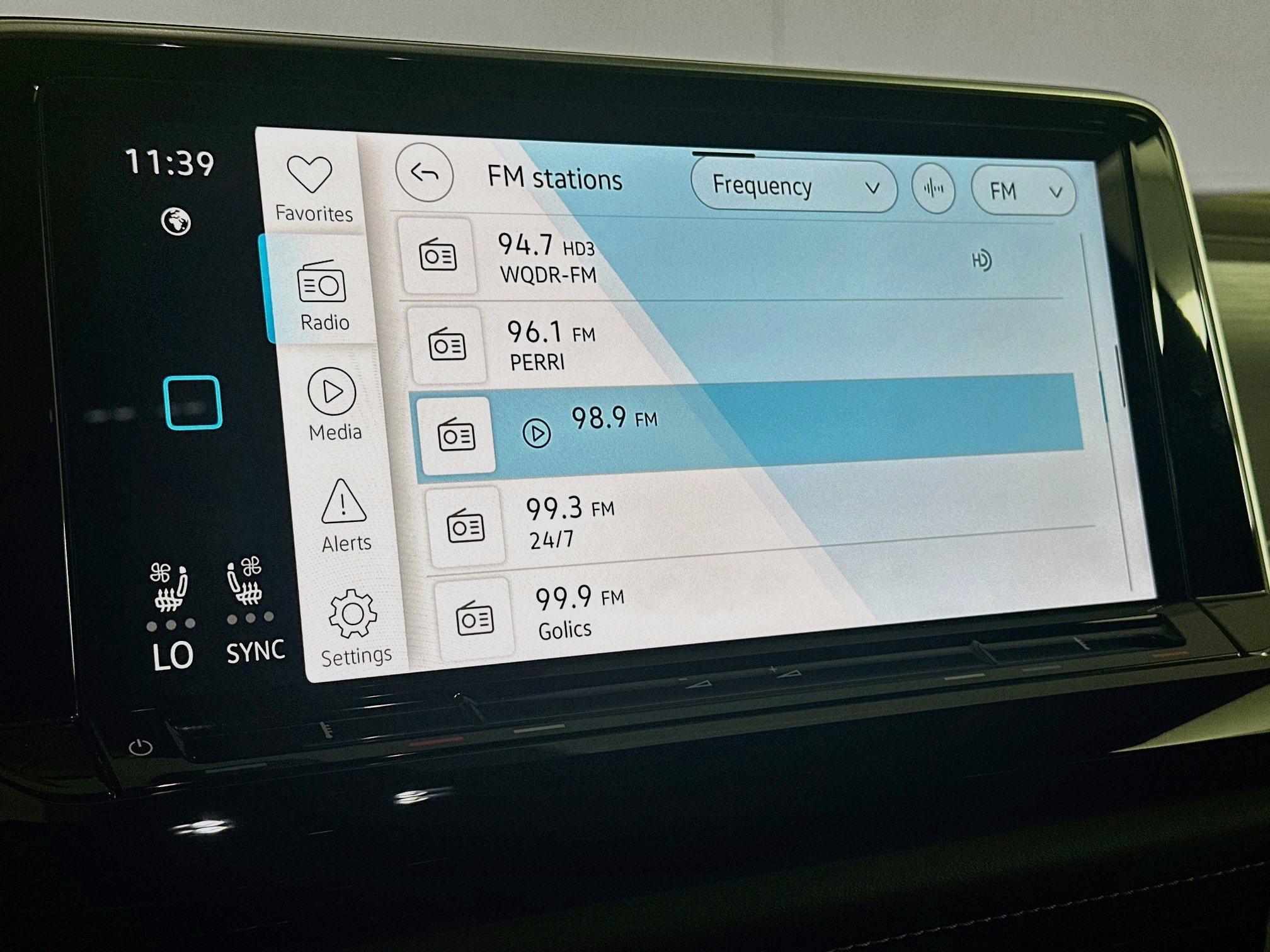 Used 2025 Volkswagen Atlas Cross Sport SE FWD image 21