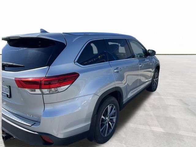 Used 2019 Toyota Highlander XLE AWD/4WD image 4