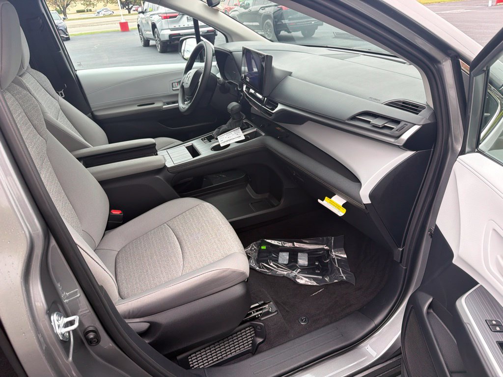 New 2026 Toyota Sienna LE FWD image 27