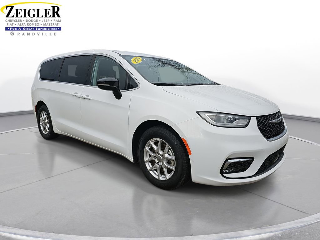 Used 2024 Chrysler Pacifica Touring-L image 3