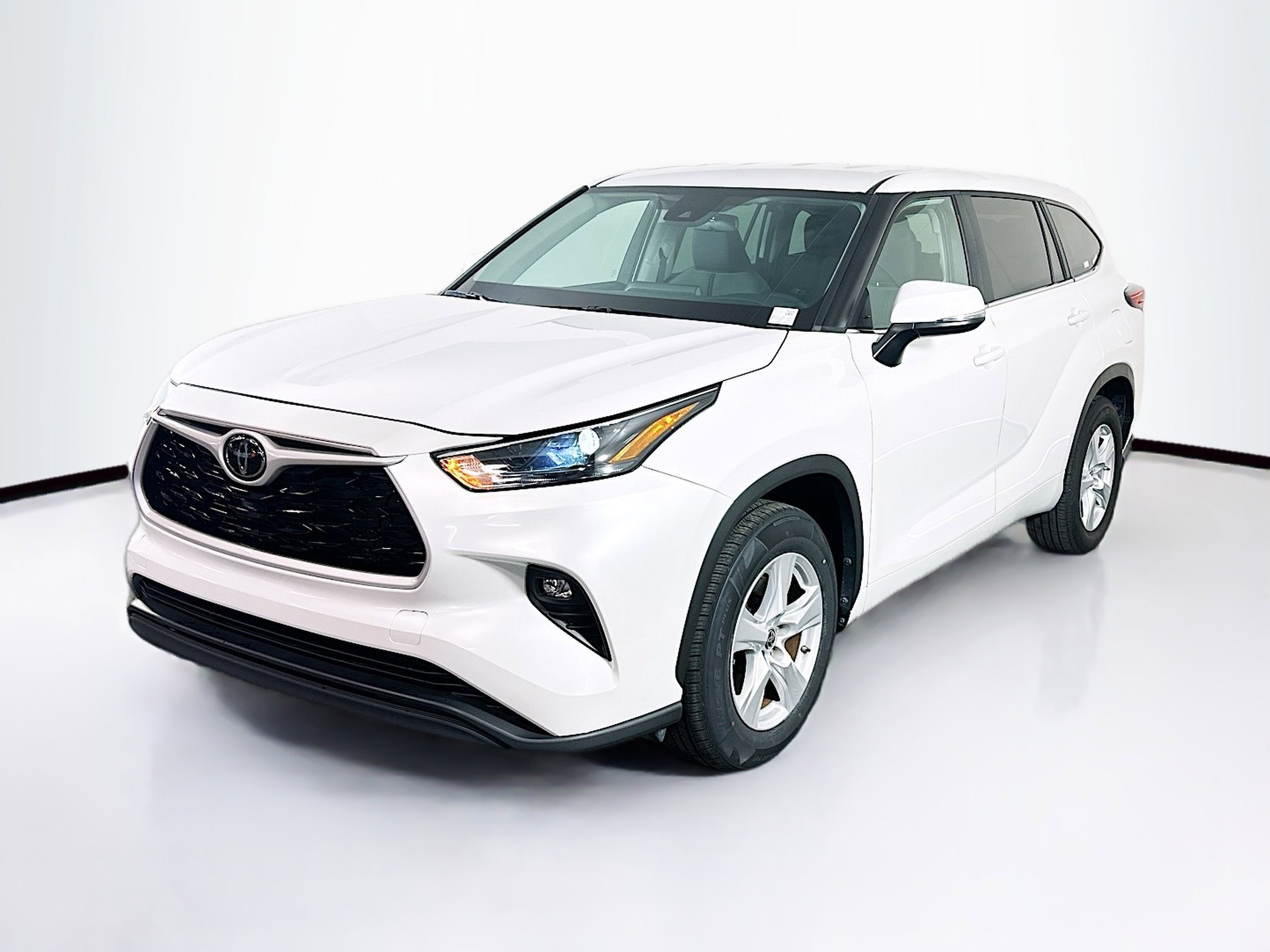 Used 2024 Toyota Highlander LE image 3