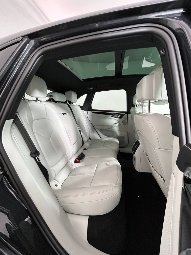 Certified 2023 Porsche Macan S AWD/4WD image 27