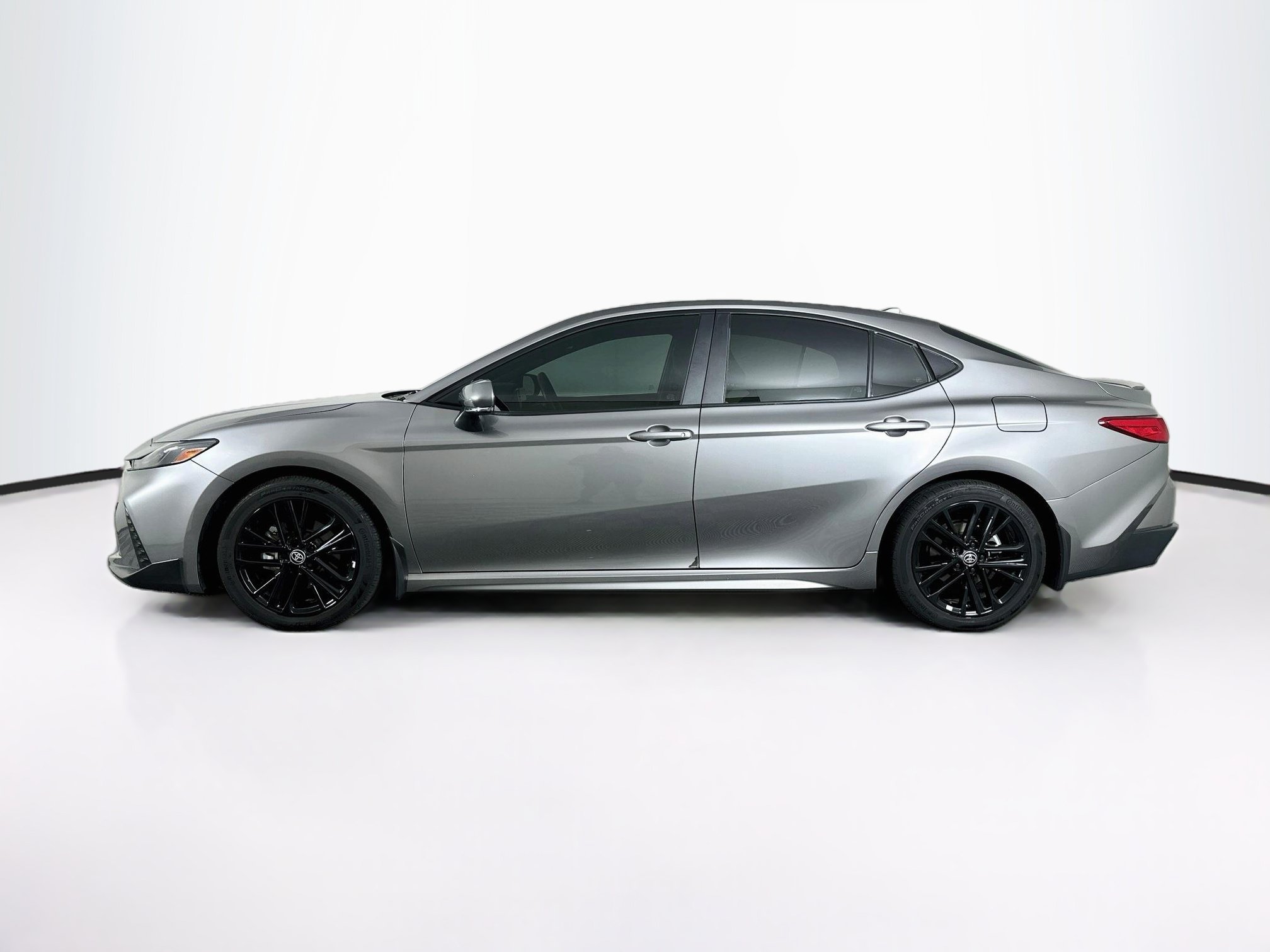 Used 2025 Toyota Camry SE w/ Convenience Package FWD image 4