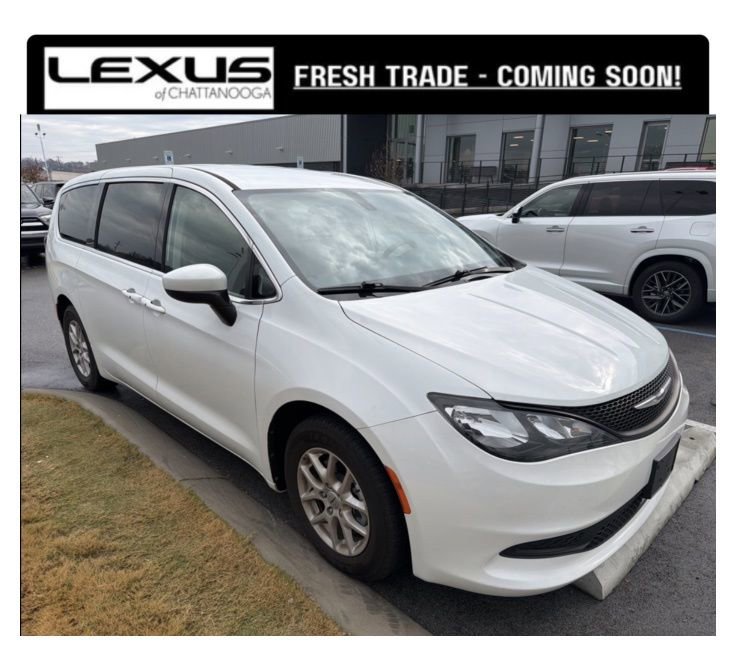 Used 2022 Chrysler Voyager LX image 1