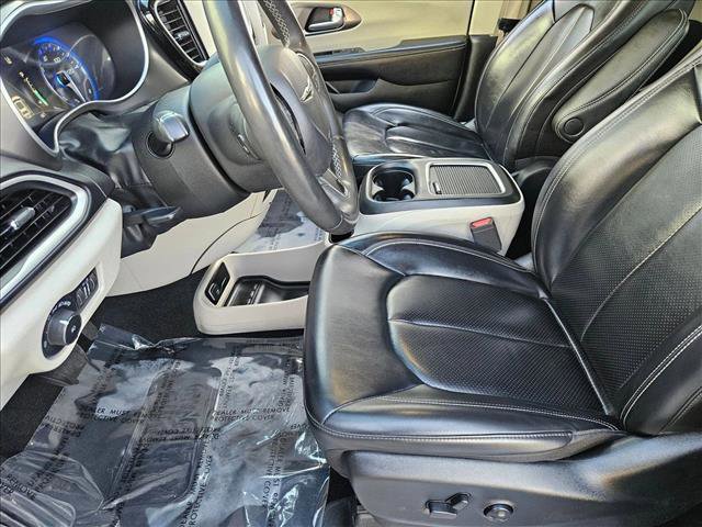 Used 2023 Chrysler Pacifica Touring-L image 14