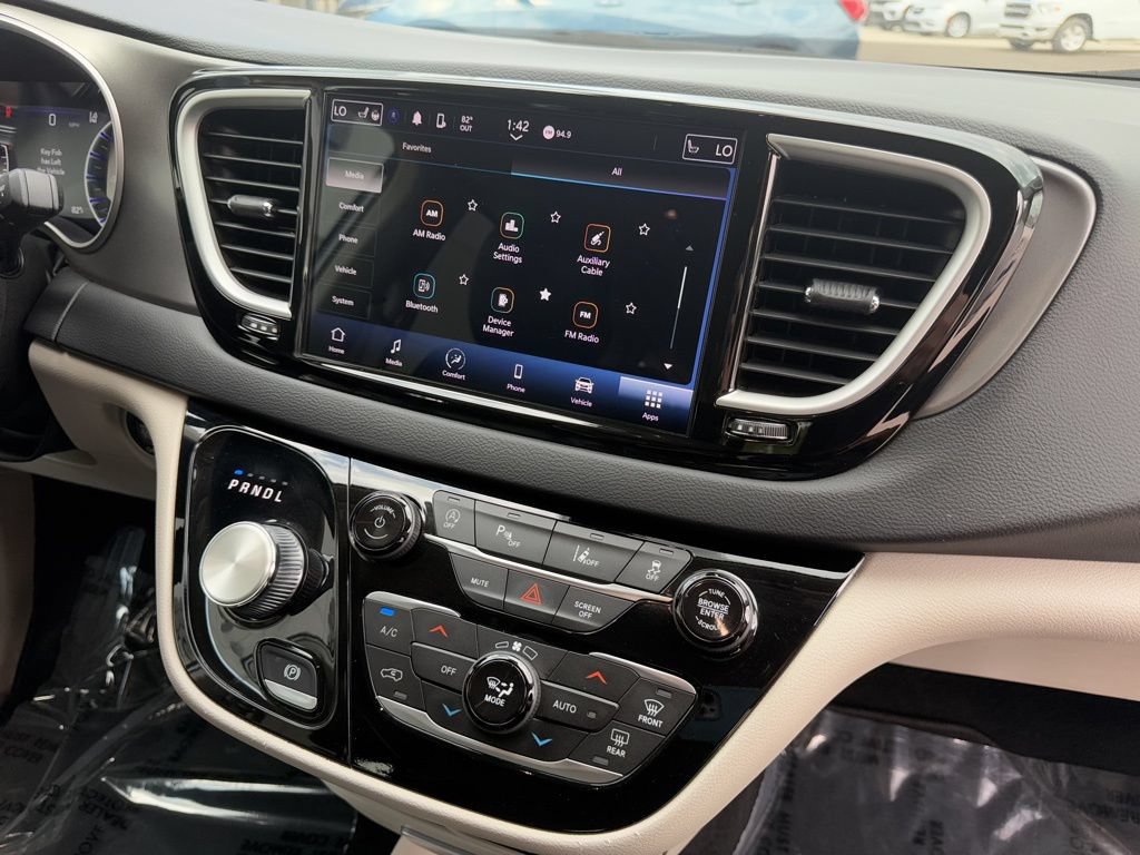 Used 2023 Chrysler Pacifica Touring-L FWD image 35