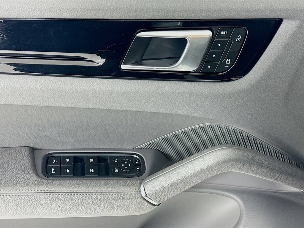 Certified 2023 Porsche Cayenne AWD/4WD image 11