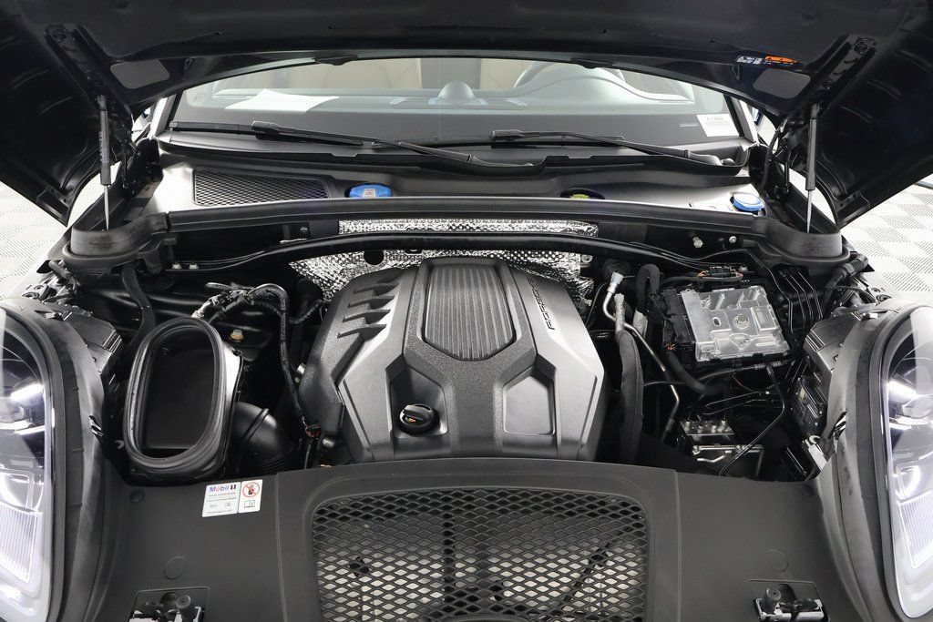 Used 2024 Porsche Macan AWD/4WD image 15