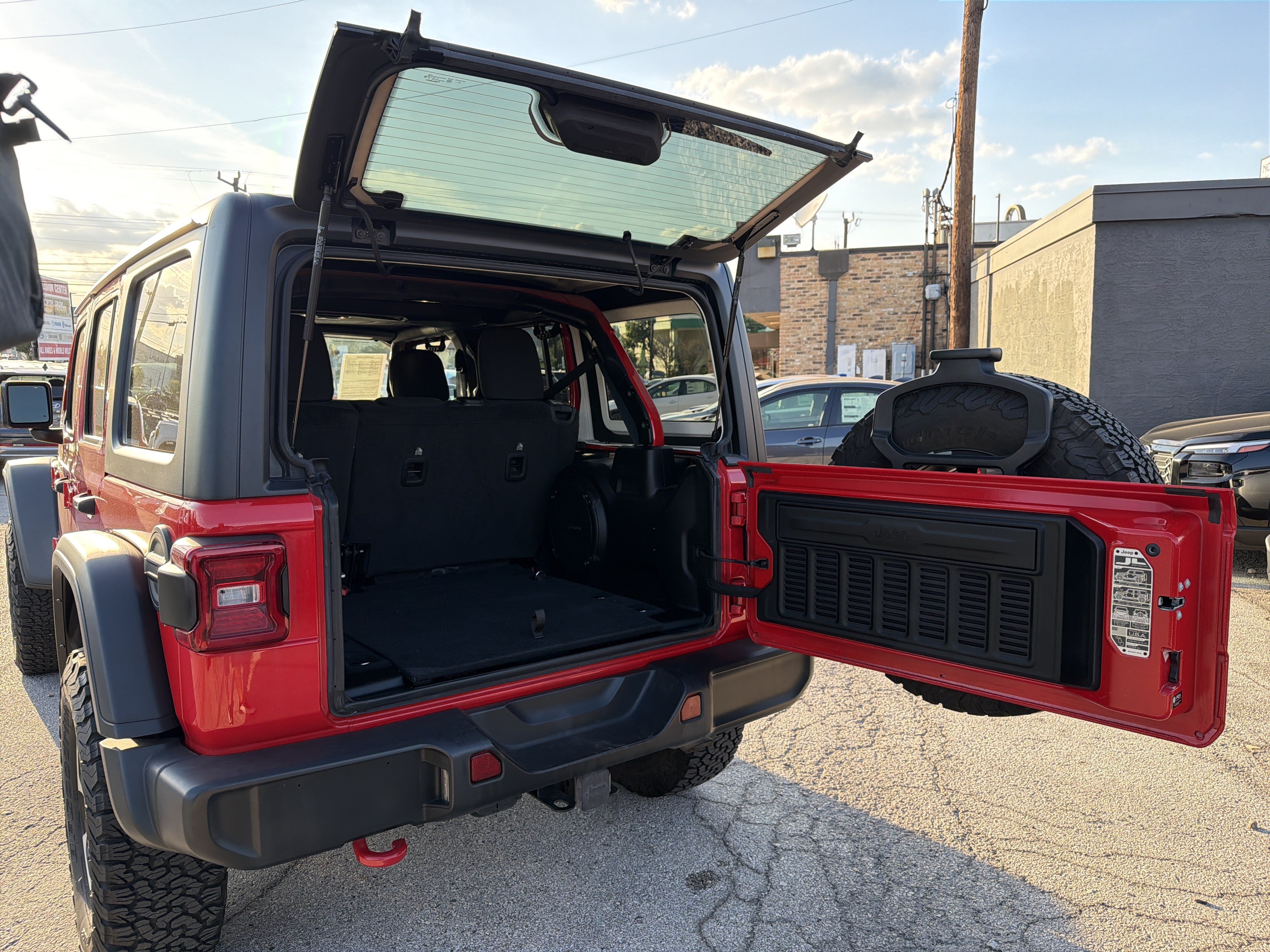 Used 2023 Jeep Wrangler Unlimited Rubicon w/ LED Lighting Group AWD/4WD image 28