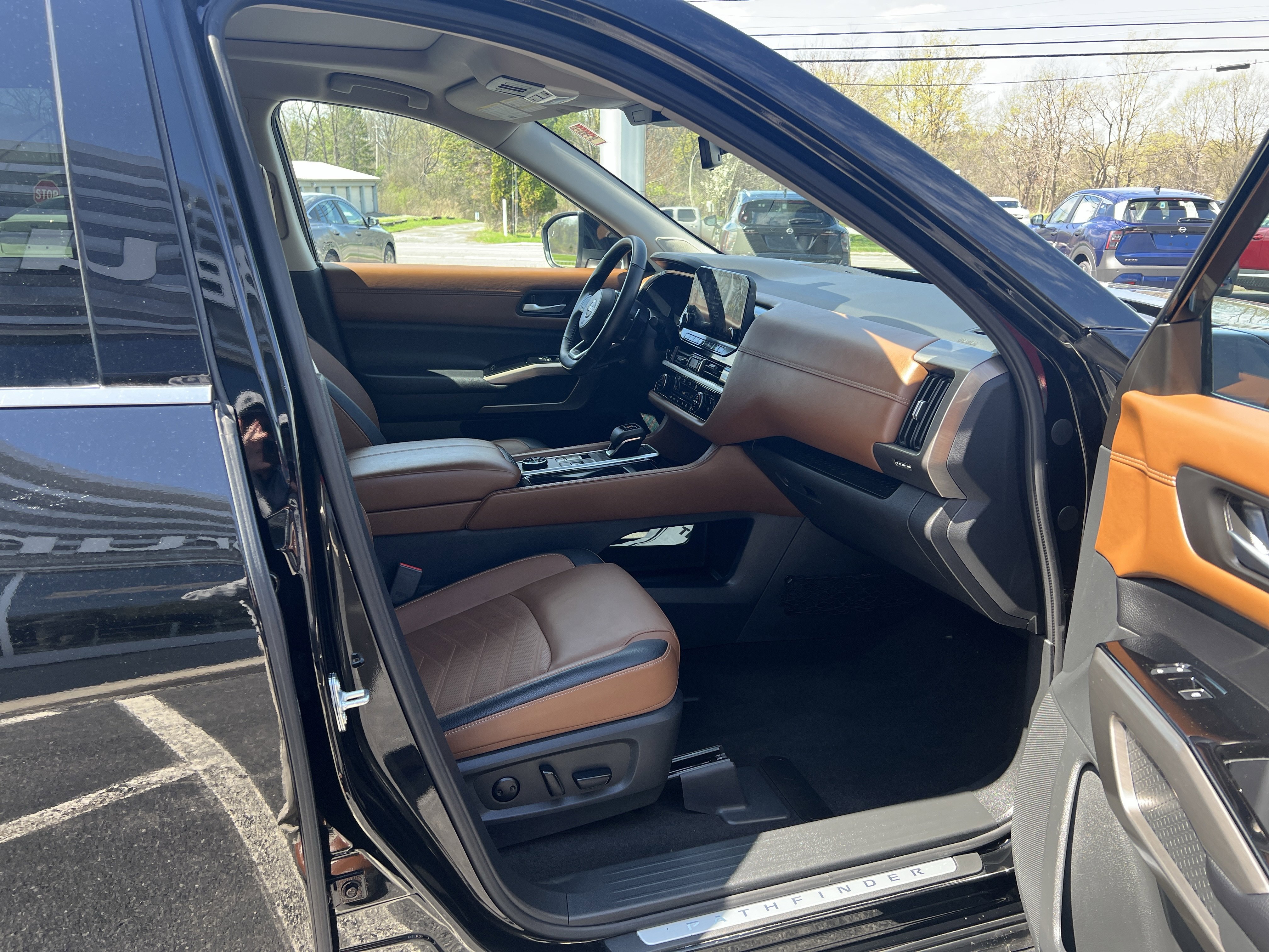 Used 2025 Nissan Pathfinder Platinum w/ Cargo Package AWD/4WD image 12