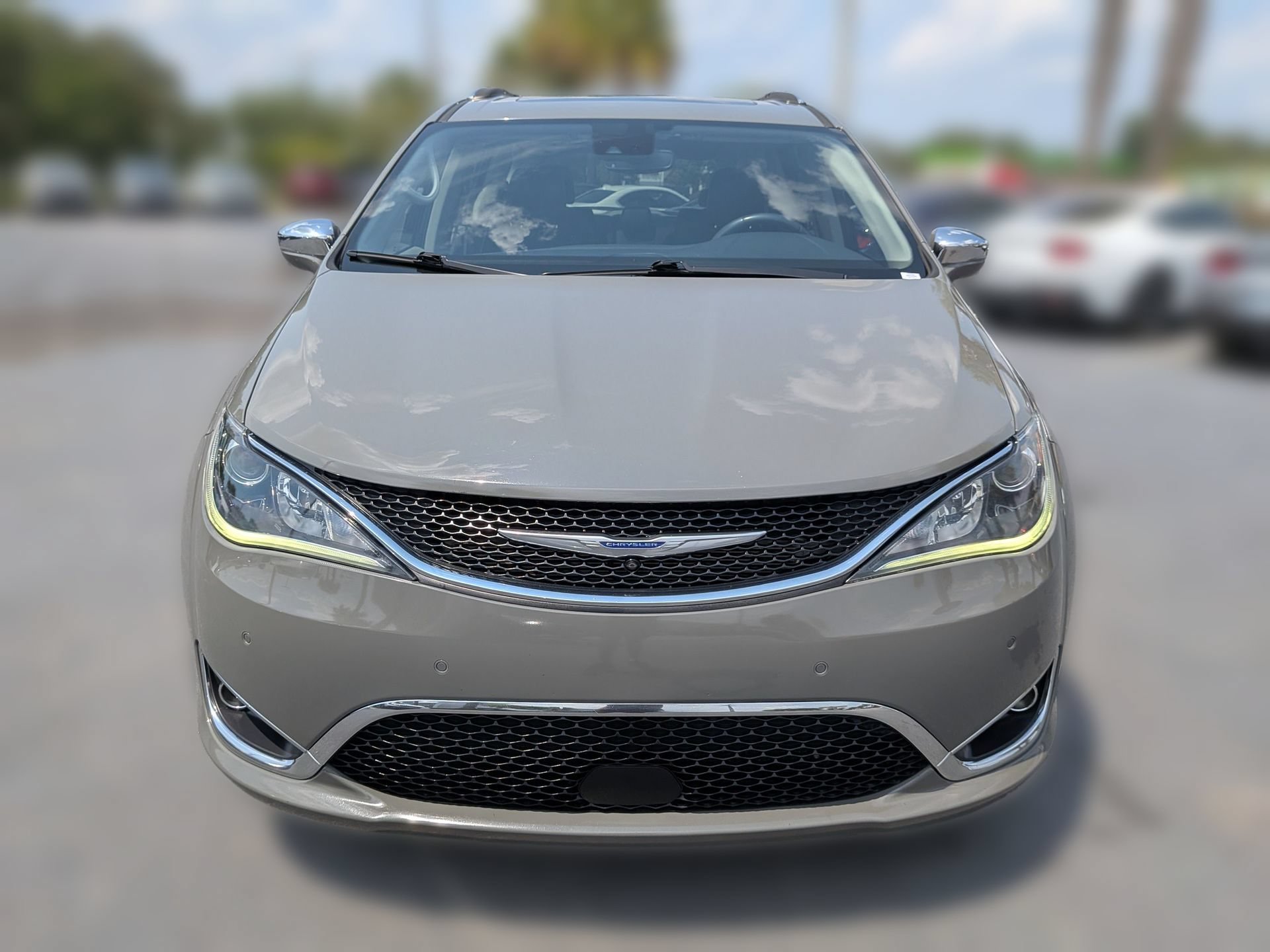Used 2020 Chrysler Pacifica Limited w/ Tire & Wheel Group FWD image 10
