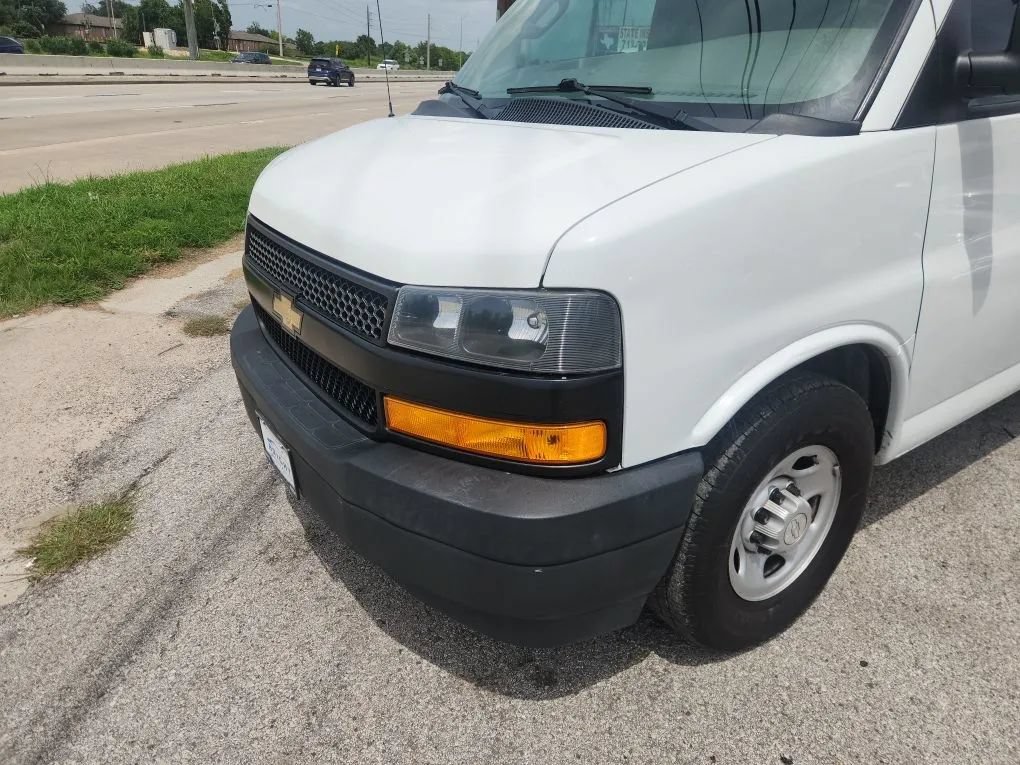 Used 2019 Chevrolet Express 3500 Extended w/ Driver Convenience Package RWD image 3