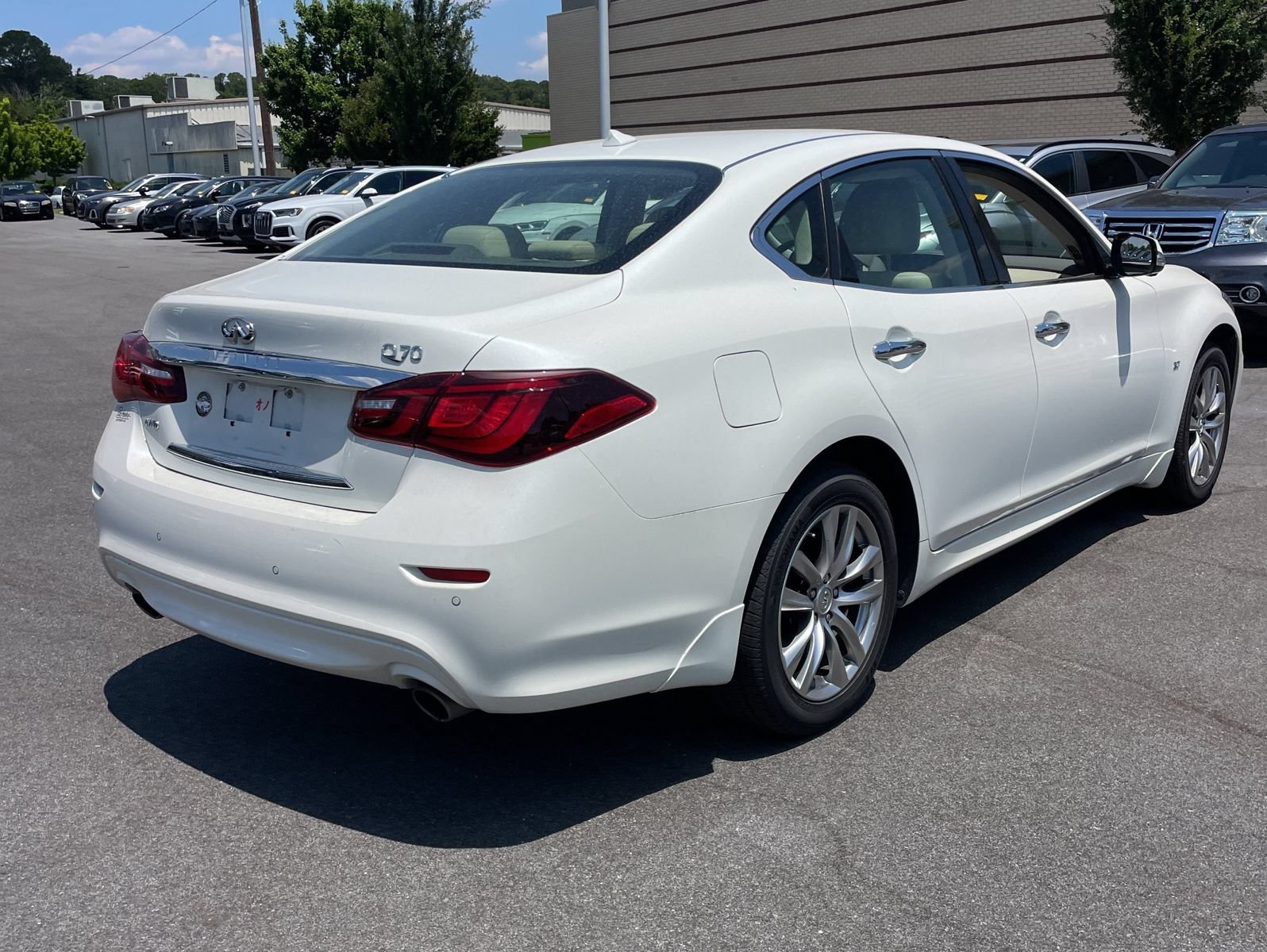 Used 2019 INFINITI Q70 Luxe AWD/4WD image 3