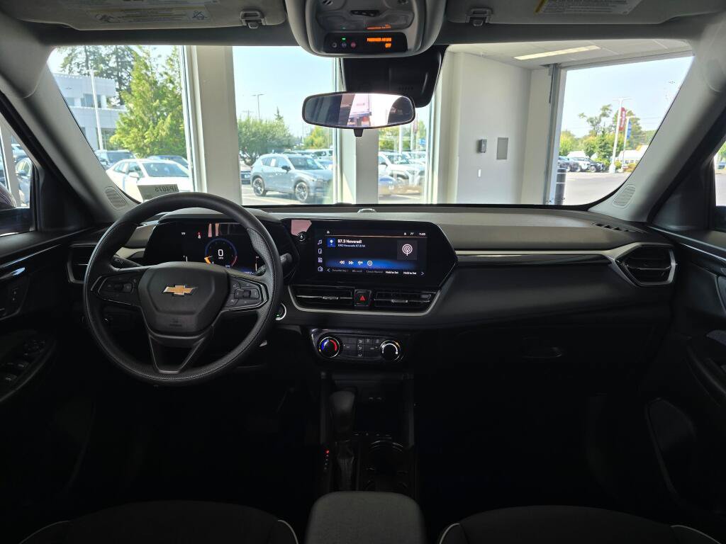 Used 2025 Chevrolet TrailBlazer LT AWD/4WD image 34