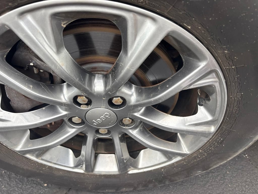 Used 2019 Jeep Cherokee Latitude Plus w/ Cold Weather Group AWD/4WD image 19