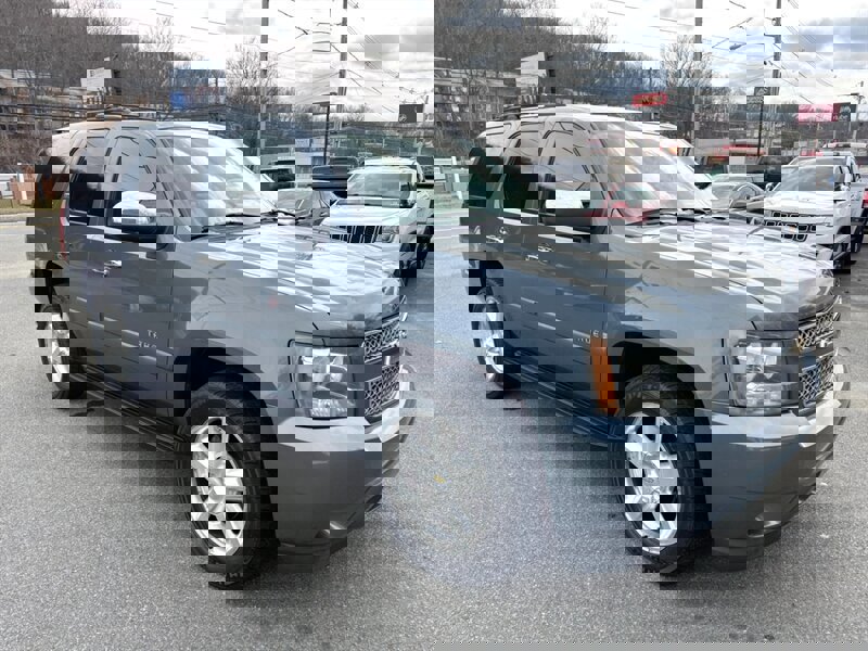 Used 2008 Chevrolet Tahoe LTZ w/ LTZ Preferred Equipment Group image 3