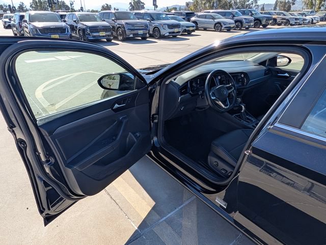 Used 2024 Volkswagen Jetta SE FWD image 31