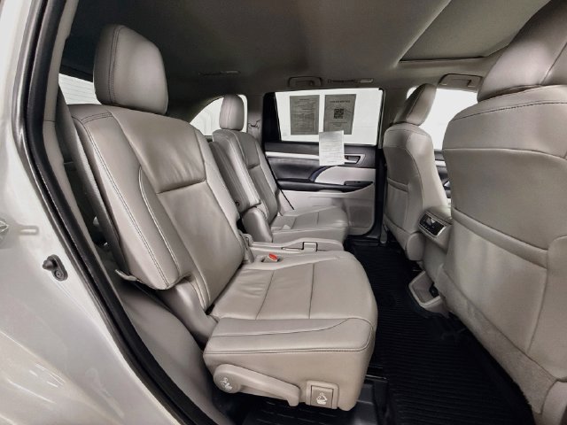 Used 2019 Toyota Highlander XLE AWD/4WD image 30