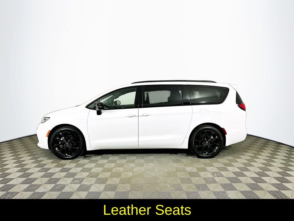 Used 2025 Chrysler Pacifica Limited FWD image 6