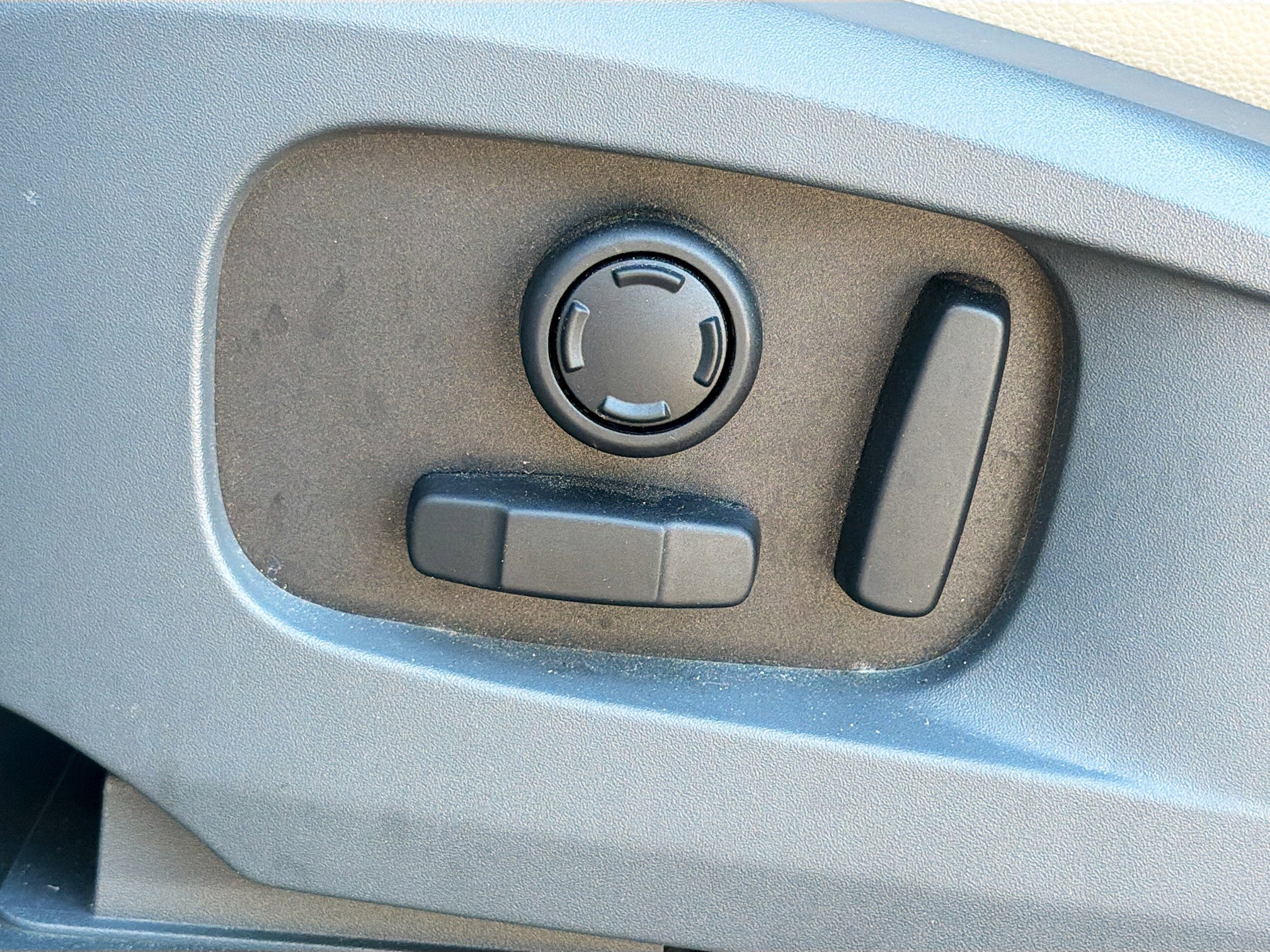 Used 2022 Land Rover Defender 110 SE image 25