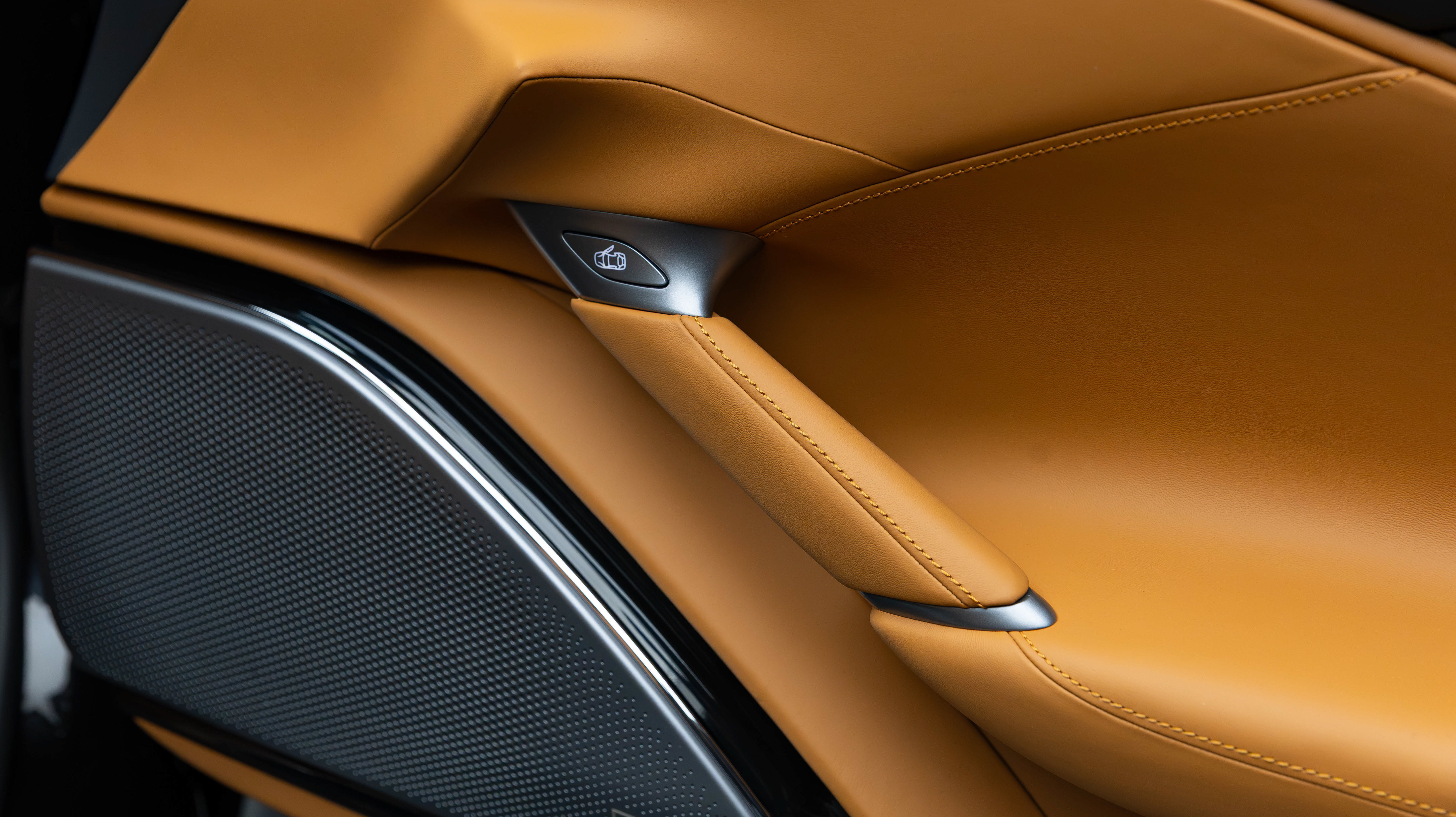 Certified 2025 Ferrari Roma Spider RWD image 33