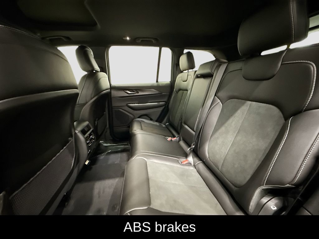 New 2025 Jeep Grand Cherokee Altitude image 11