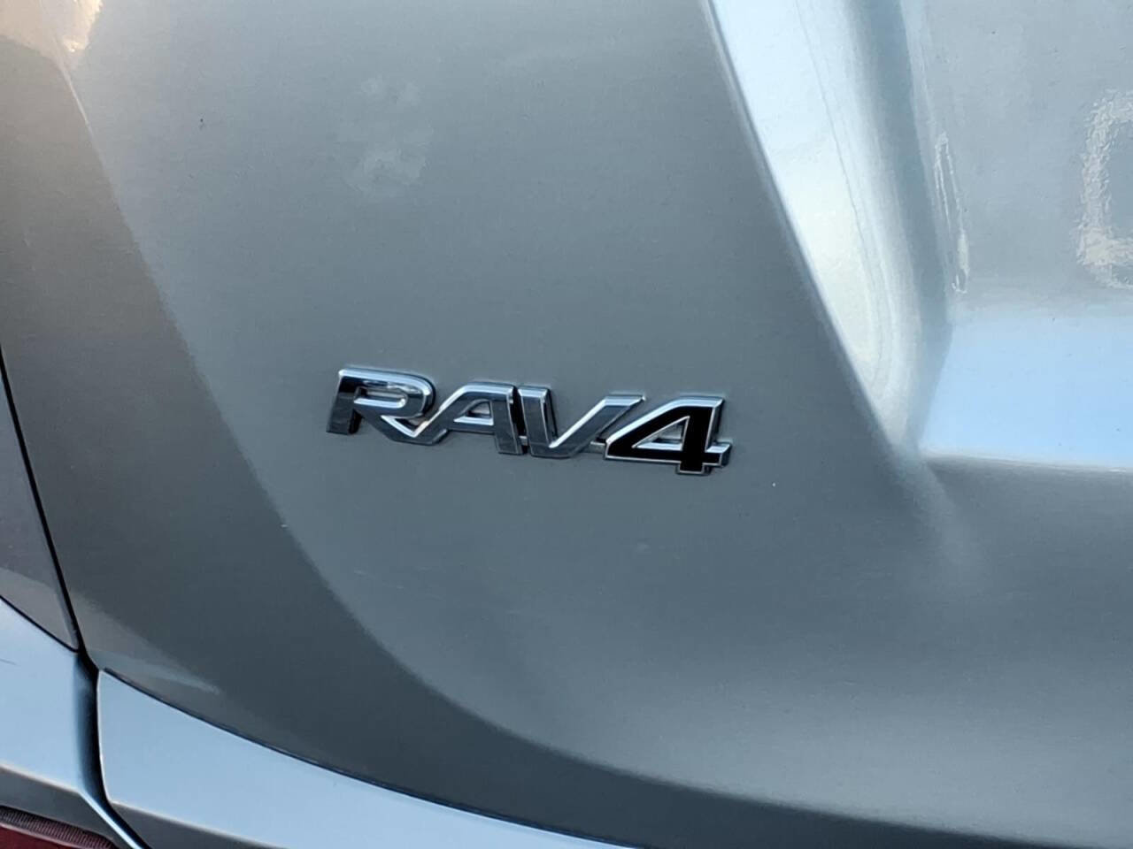 Used 2017 Toyota RAV4 LE image 5