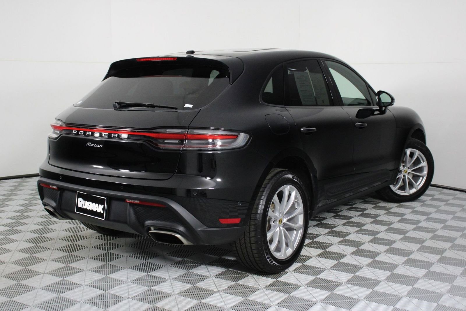 Certified 2025 Porsche Macan image 7