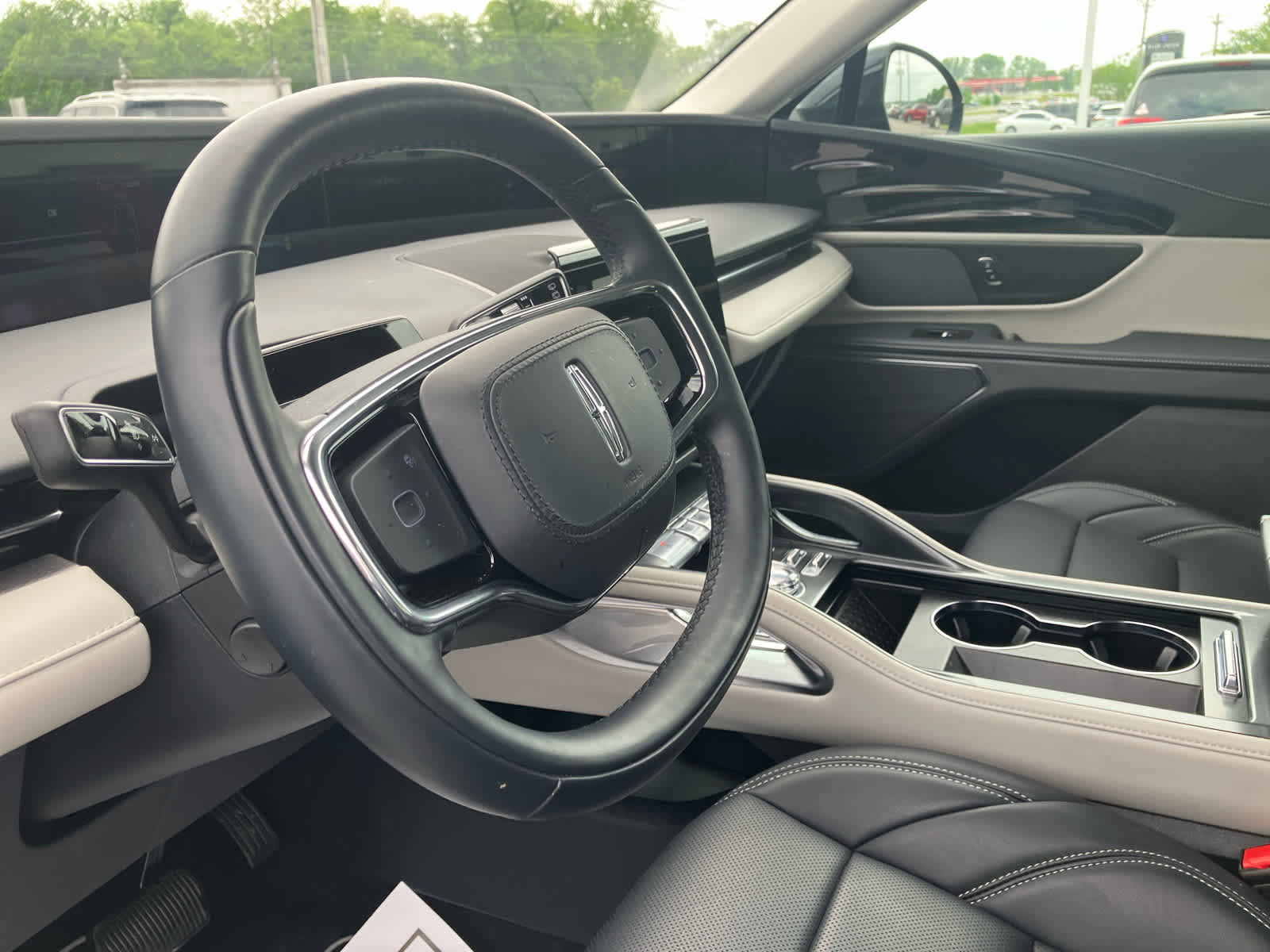 Used 2025 Lincoln Nautilus Premier AWD/4WD image 9