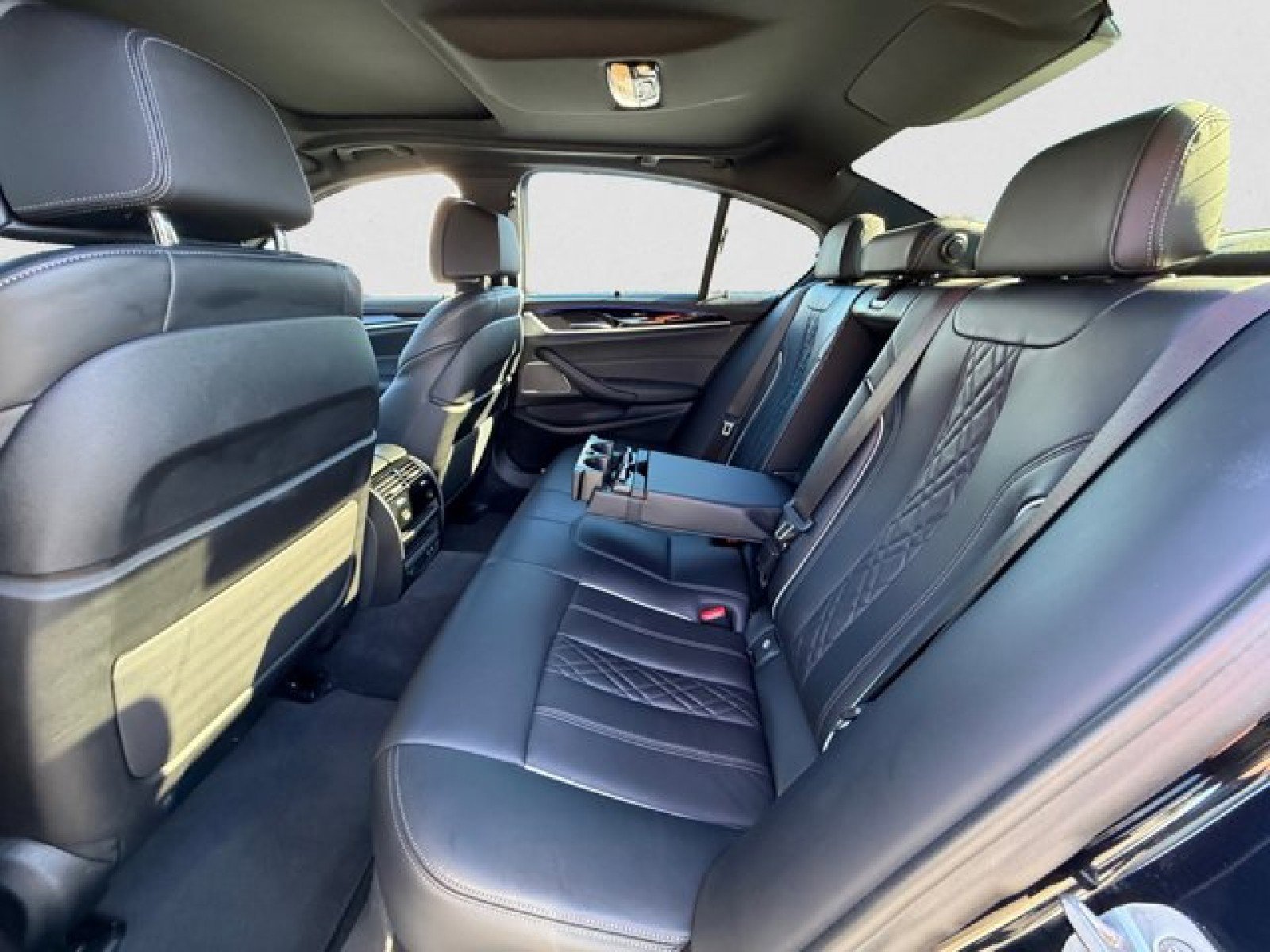 Used 2022 BMW M550i xDrive w/ Dynamic Handling Package image 18