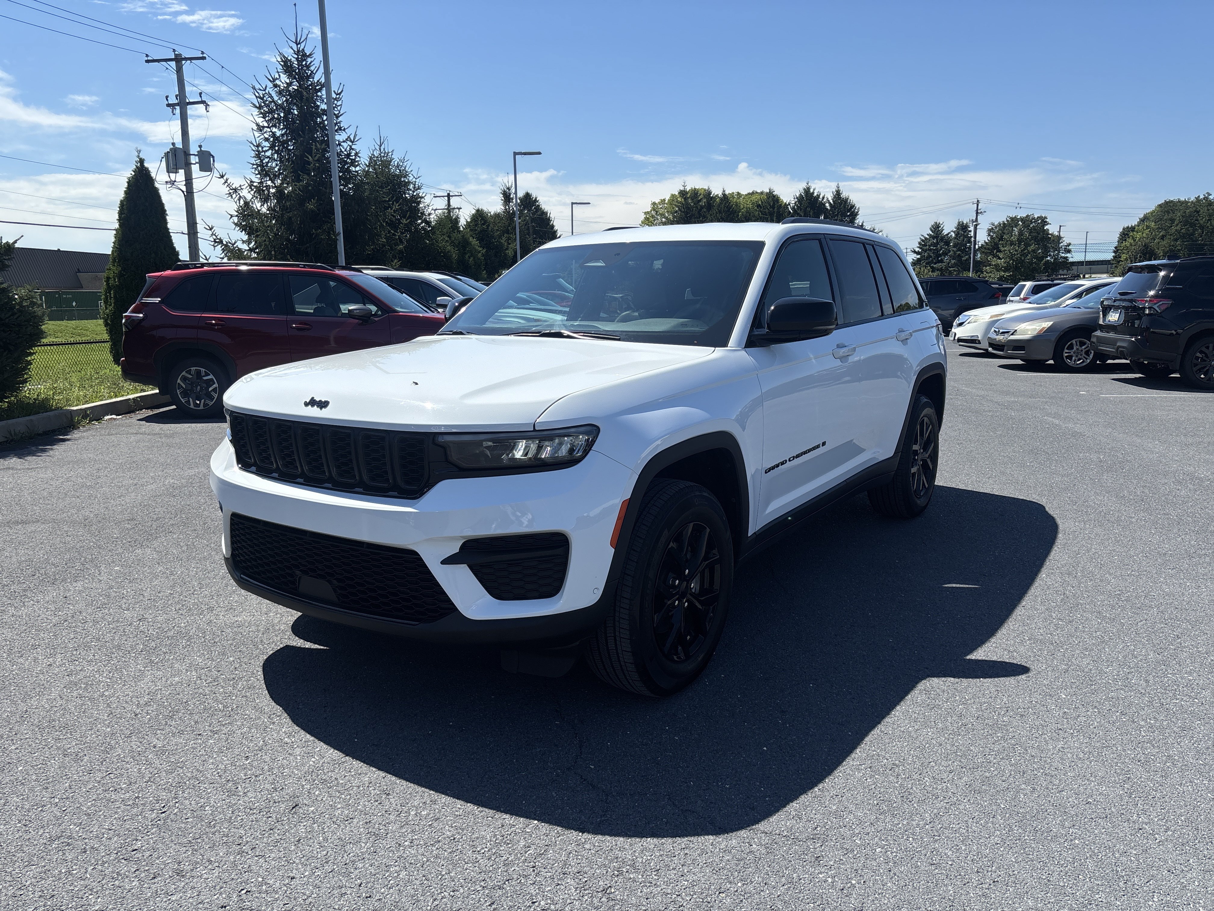 Used 2025 Jeep Grand Cherokee Altitude AWD/4WD image 15