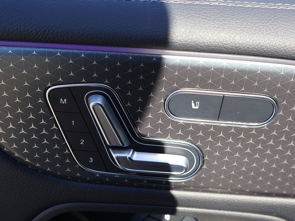 Used 2025 Mercedes-Benz GLB 250 w/ Driver Assistance Package image 37
