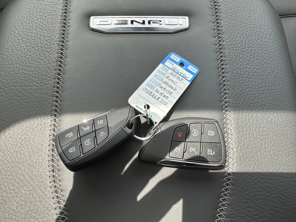 Used 2025 GMC Yukon Denali w/ Sun & Power Step Package AWD/4WD image 13