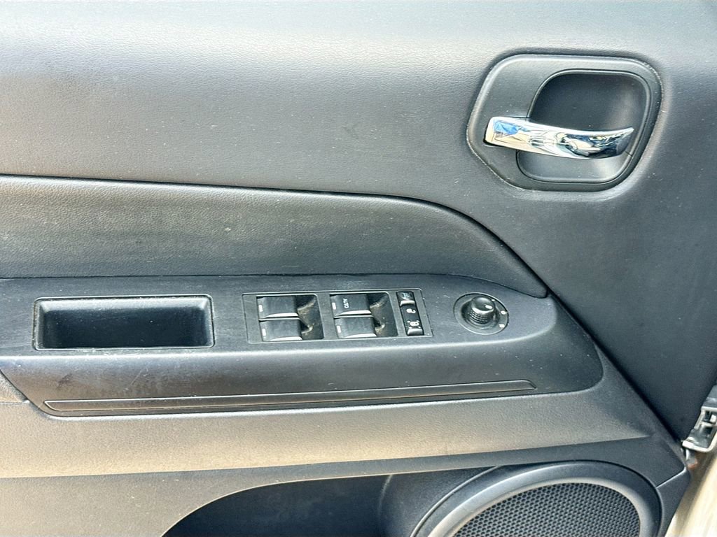 Used 2017 Jeep Patriot Latitude AWD/4WD image 19