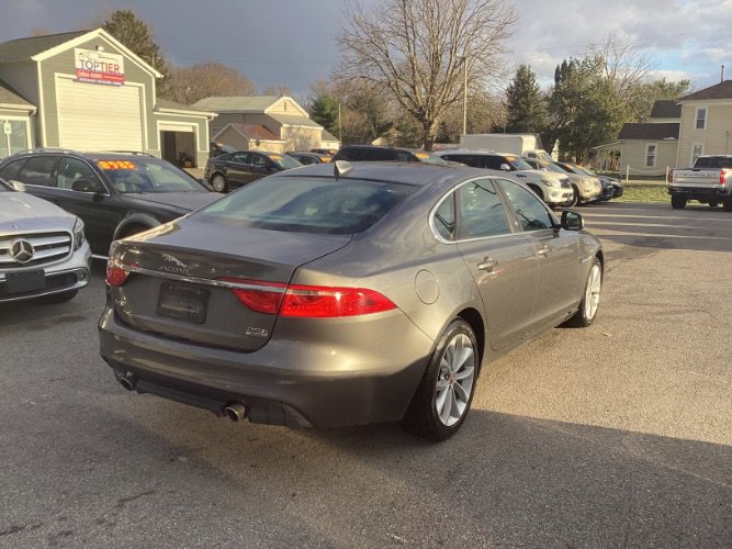 Used 2018 Jaguar XF Premium image 2