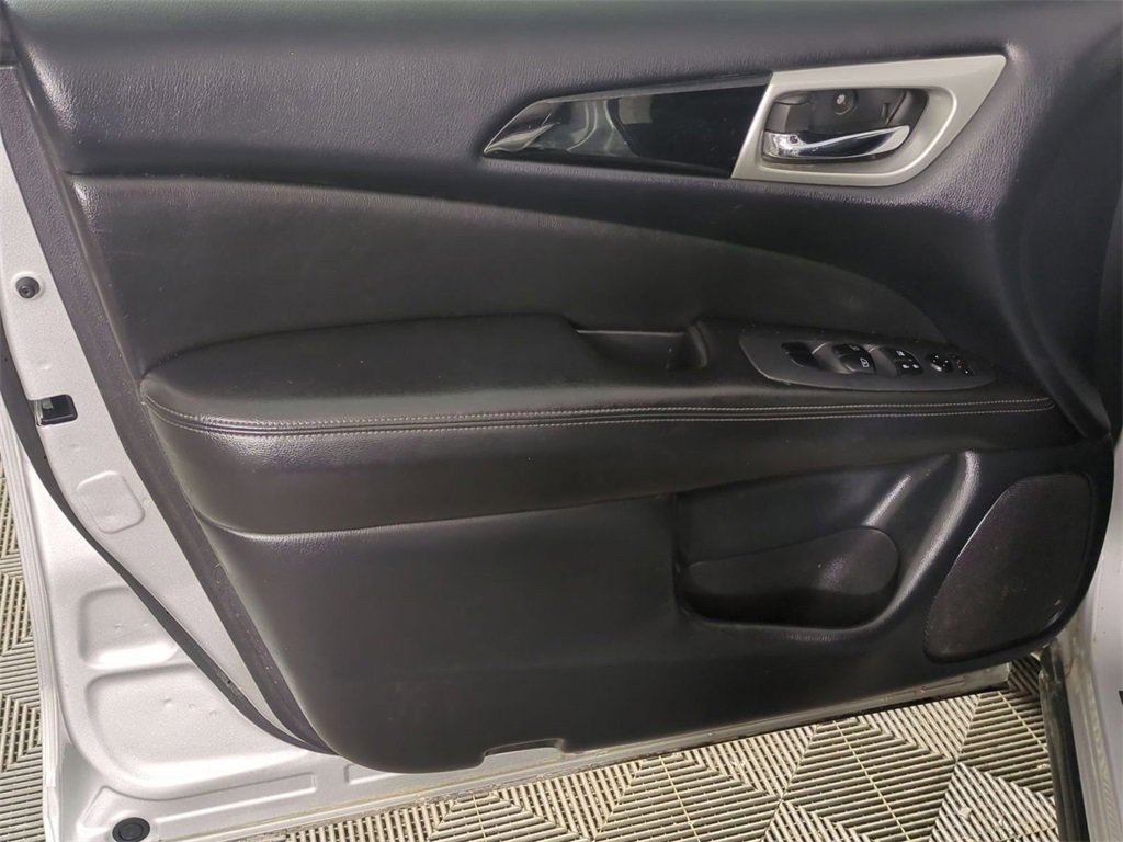 Used 2018 Nissan Pathfinder SV image 20