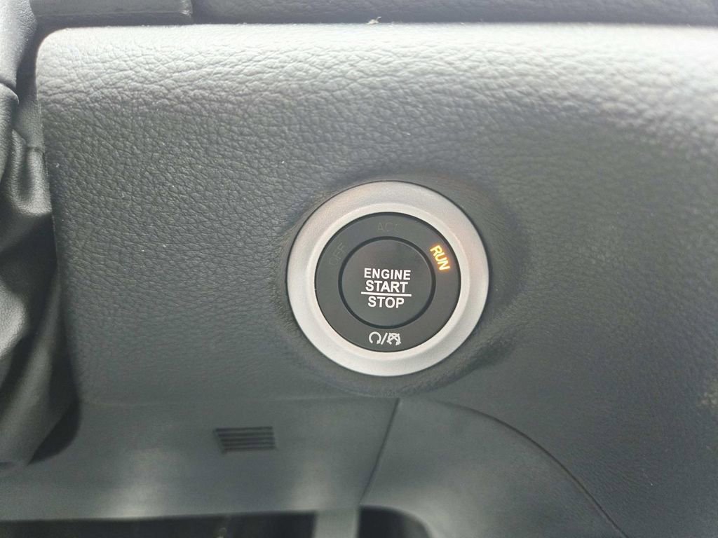 Used 2023 Chrysler Pacifica Limited w/ Uconnect Theater Family Group image 35