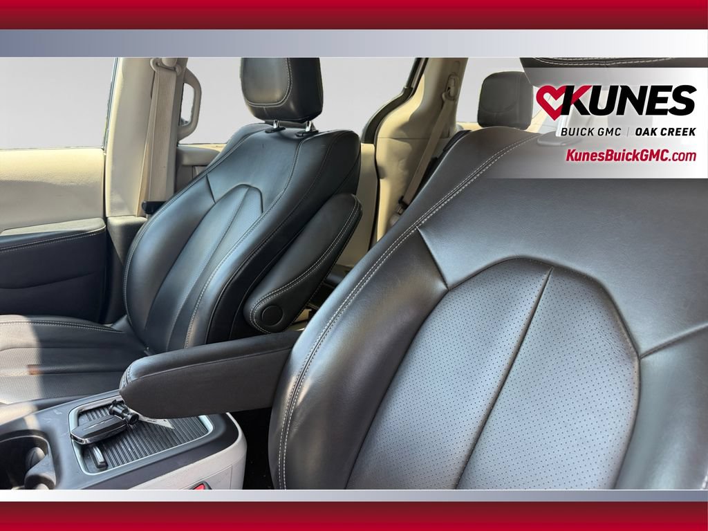 Used 2023 Chrysler Pacifica Touring-L FWD image 23