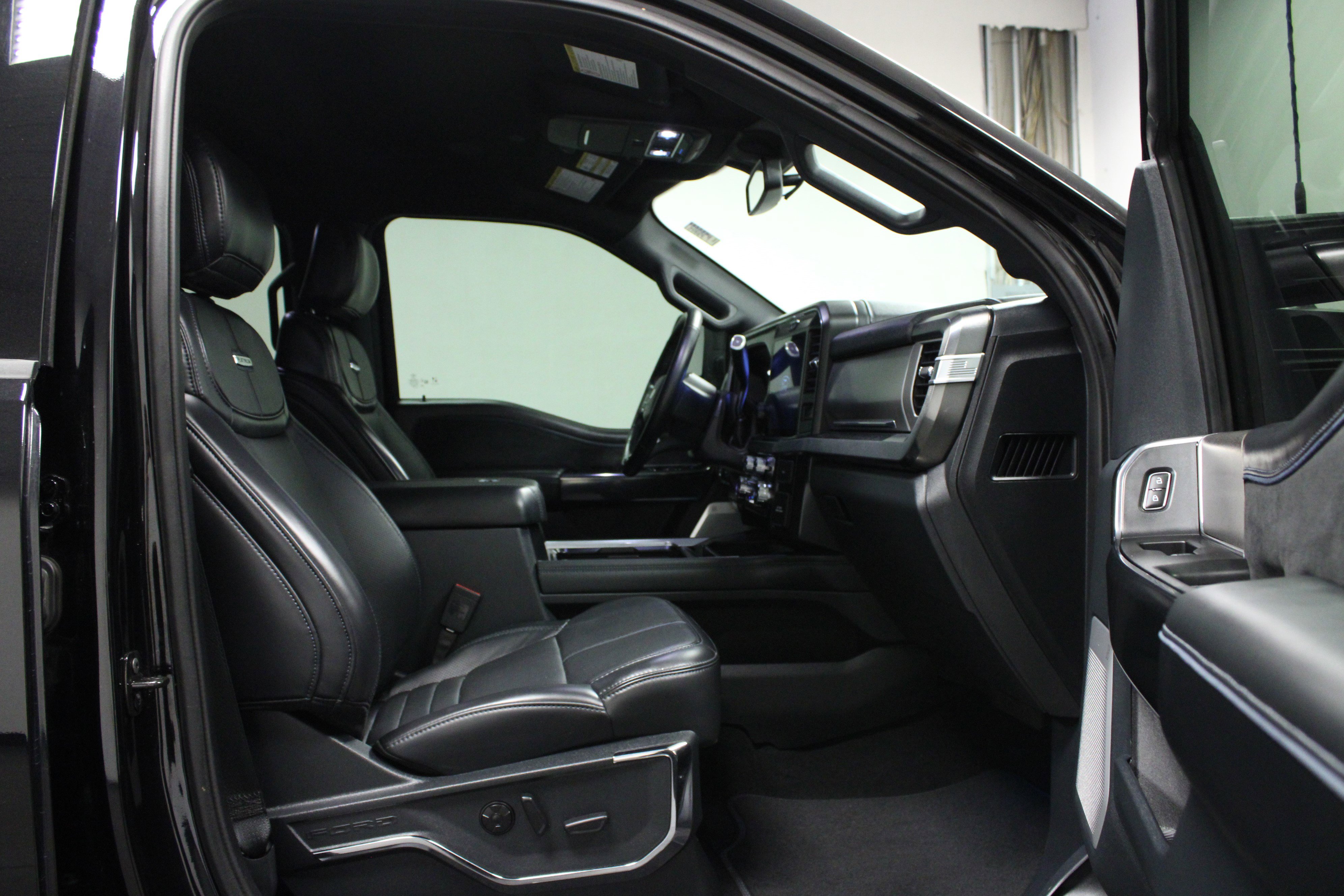 Used 2025 Ford F250 Platinum w/ FX4 Off-Road Package image 16