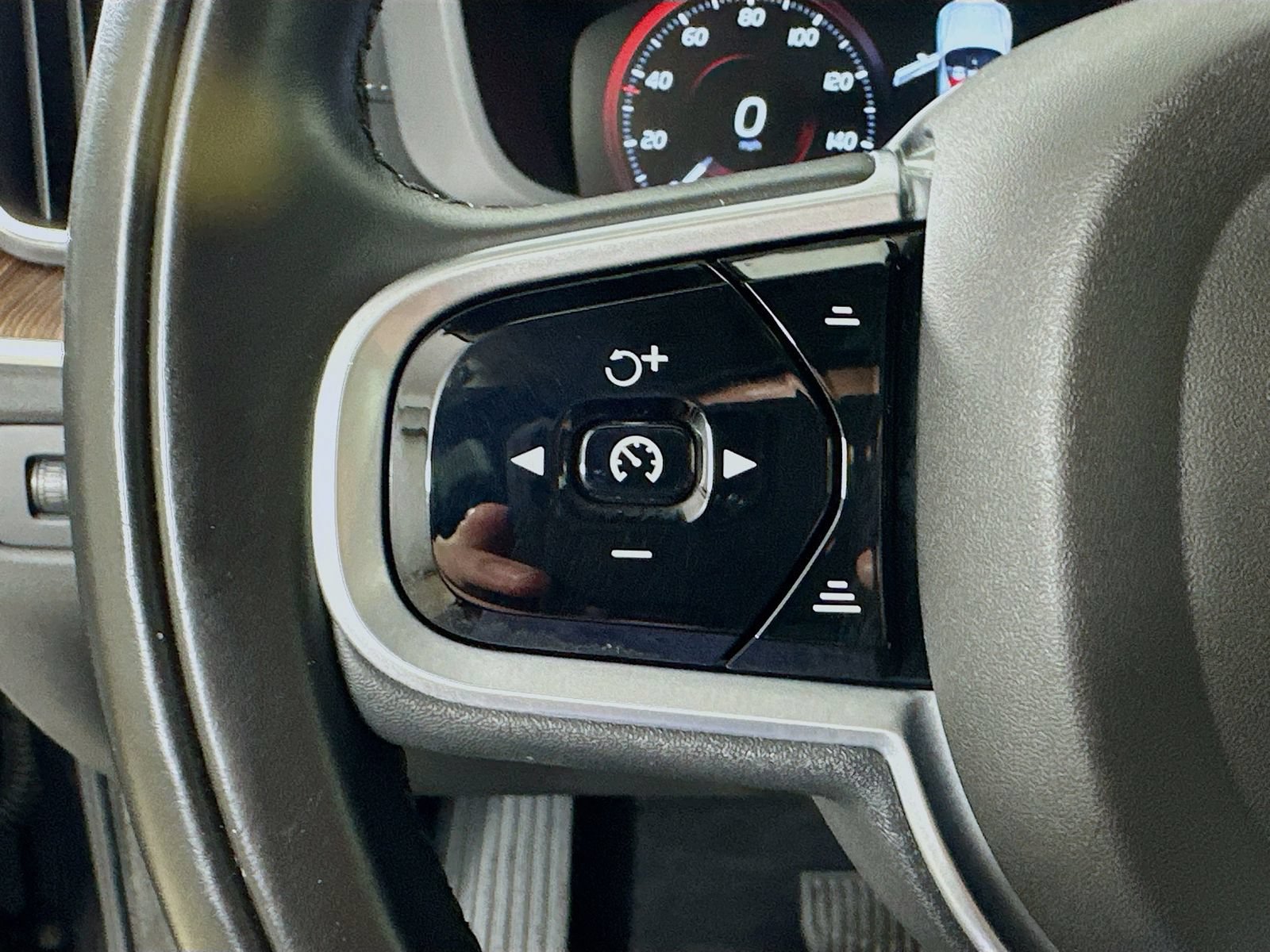 Used 2019 Volvo XC60 T6 Inscription w/ Protection Package Premier AWD/4WD image 18