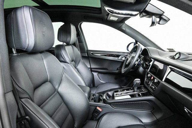 Used 2025 Porsche Macan image 24