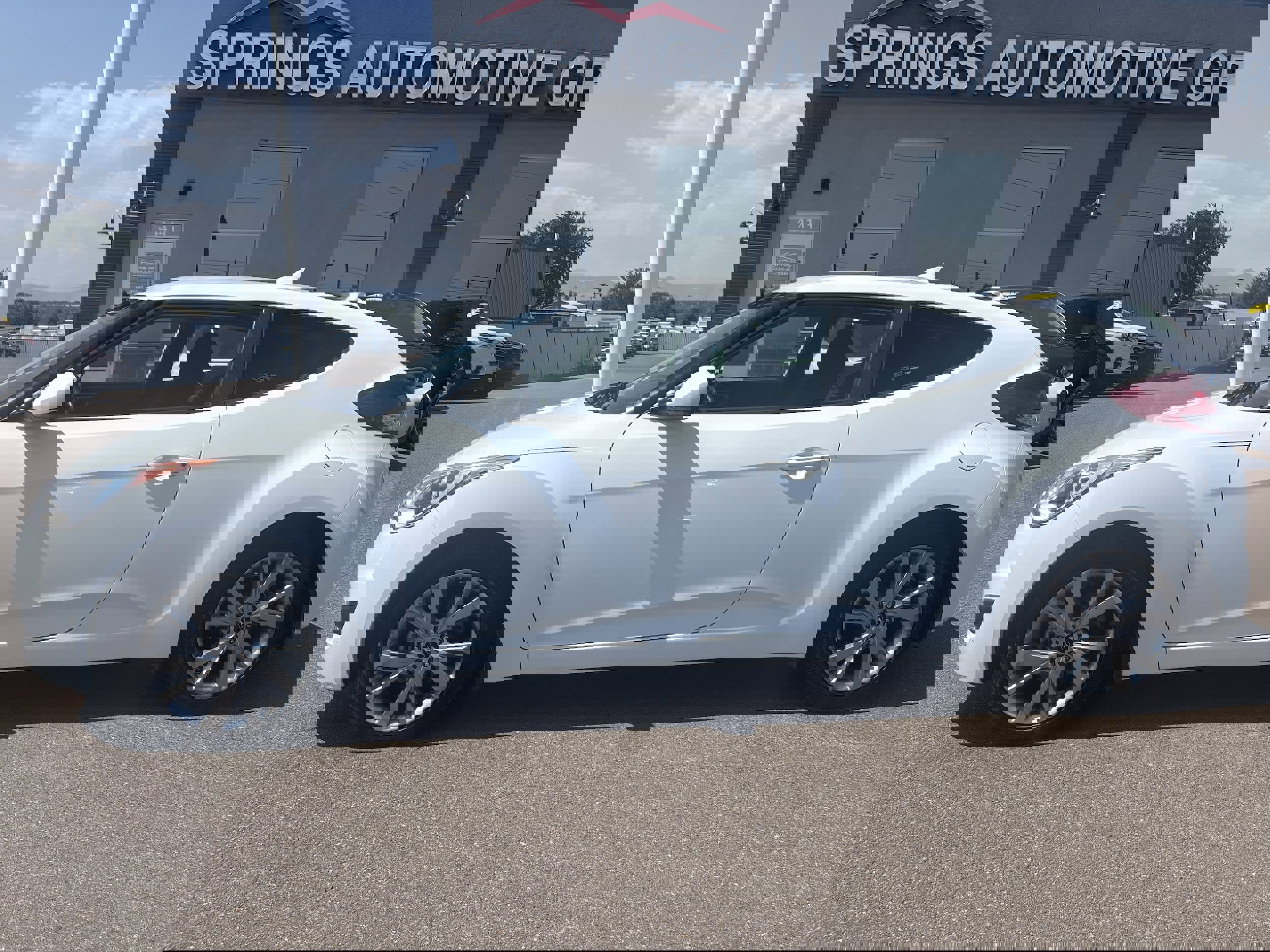 Used 2016 Hyundai Veloster image 2