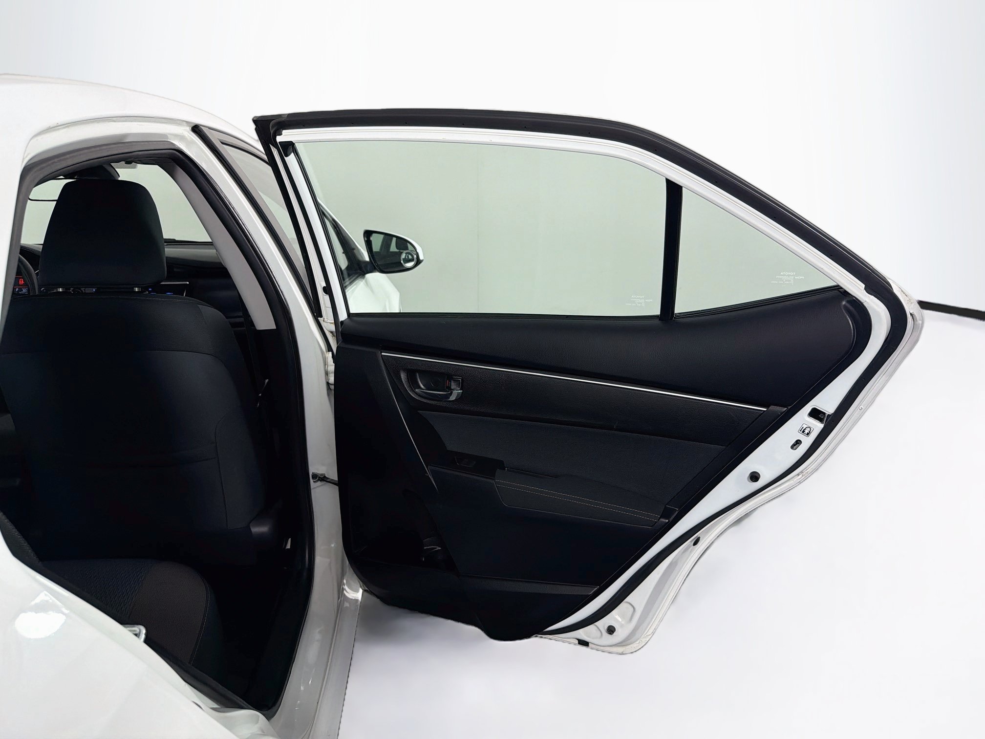Used 2018 Toyota Corolla LE FWD image 28