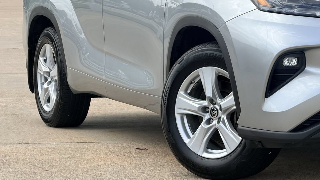 Used 2024 Toyota Highlander LE AWD/4WD image 11