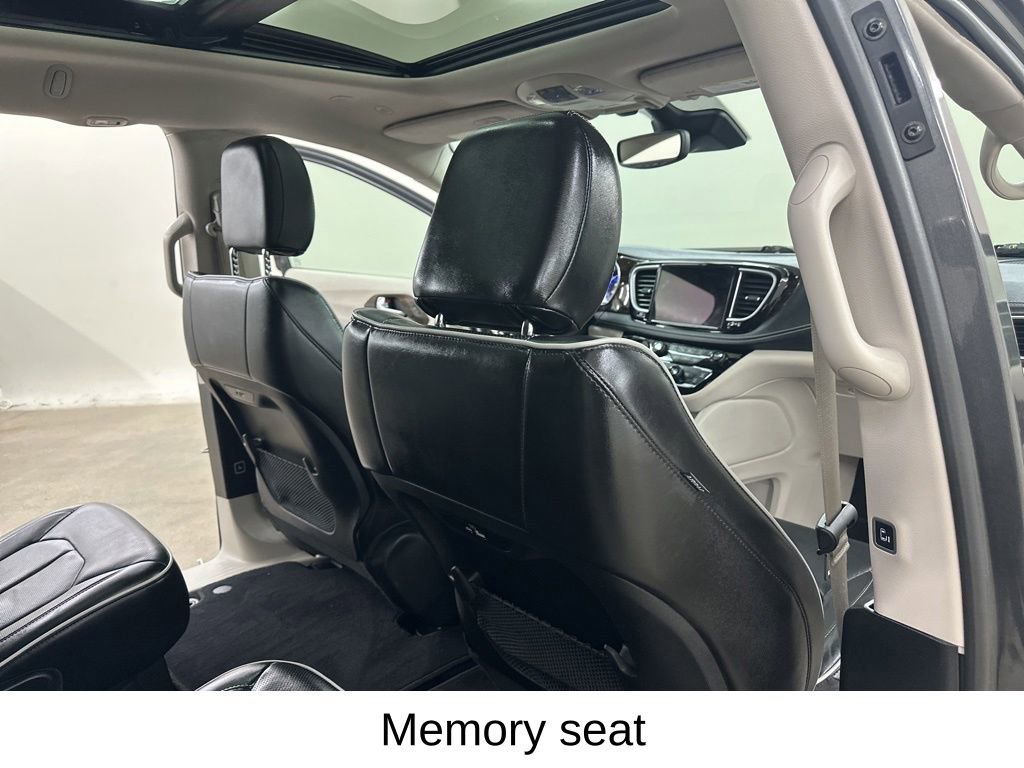 Used 2022 Chrysler Pacifica Limited FWD image 25