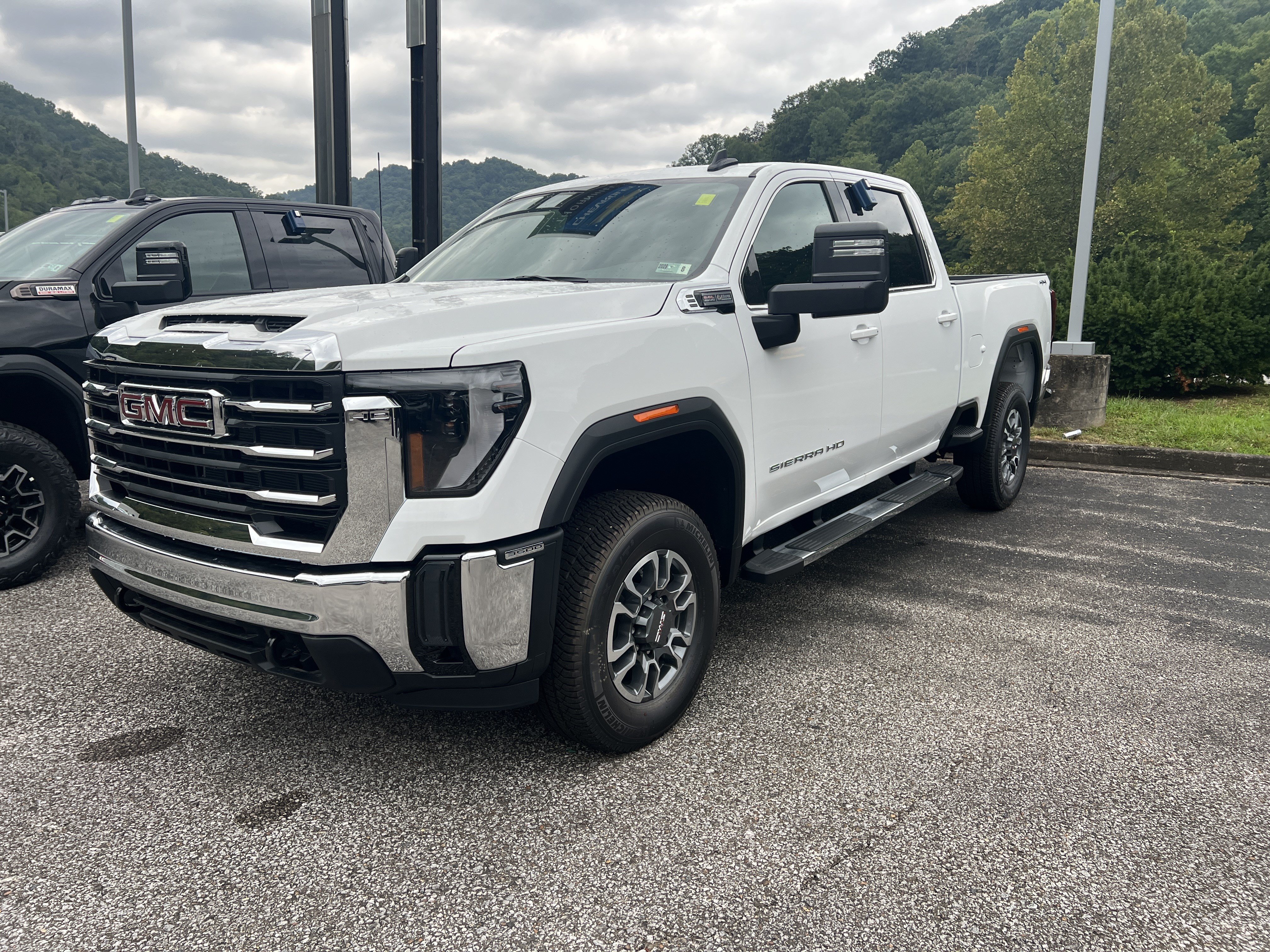 New 2026 GMC Sierra 3500 SLE w/ Remote Start Package AWD/4WD image 6